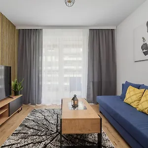With 2 Bedrooms & Parking By Renters Apartament